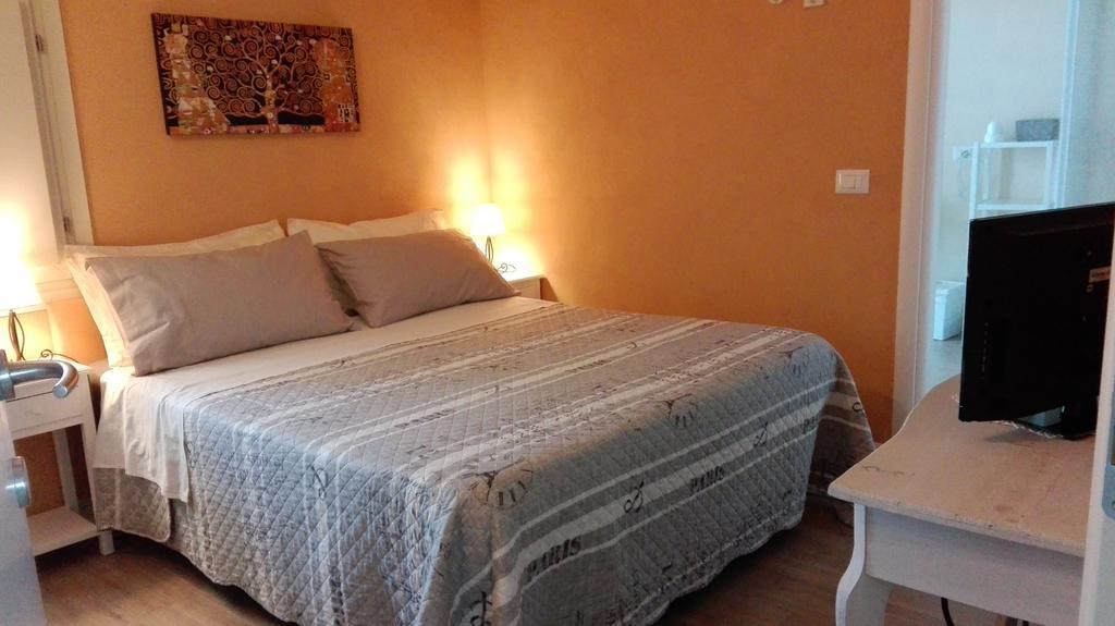 Отель Il Cortile Friendly House Боргоманеро Экстерьер фото